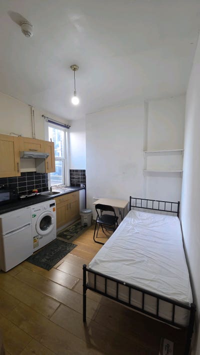 Beautiful Self contained Room Main Photo