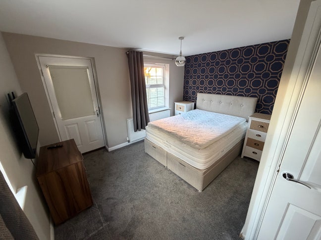 Double Room - Available Now Main Photo