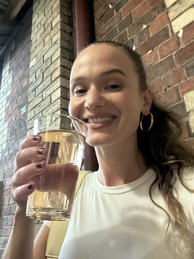 Friendly singer Main Photo