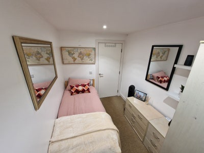 Single Room in Modern City Centre Apartment  Main Photo