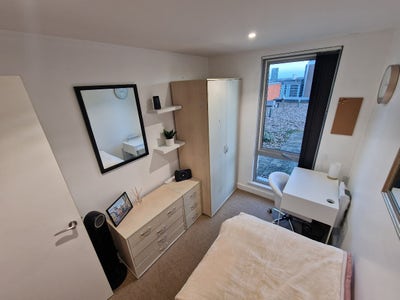 Single Room in Modern City Centre Apartment Main Photo