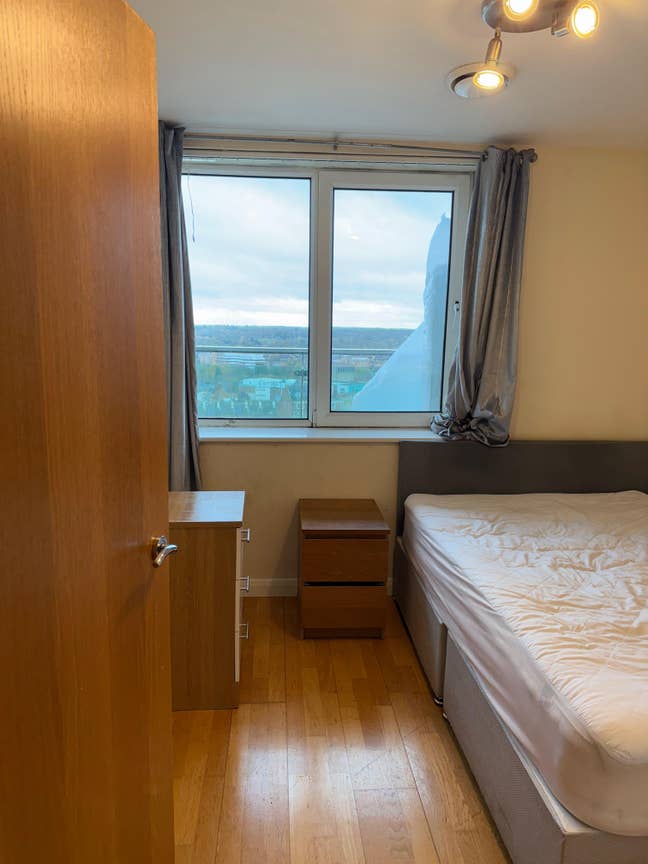 A room to rent in town double bed. Main Photo