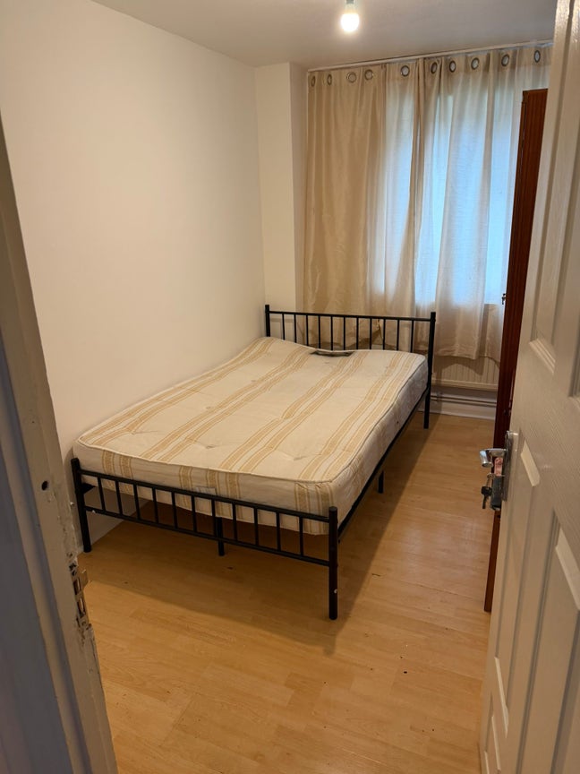 Furnished Room - &pound;135/week - Bills Included Main Photo