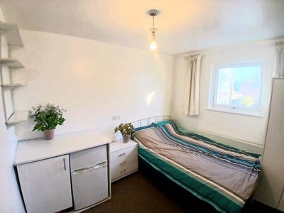 En-suite Double Room Langley Slough Main Photo