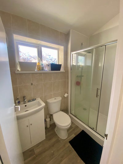 Spacious Double Bedroom in Friendly Terraced House Main Photo