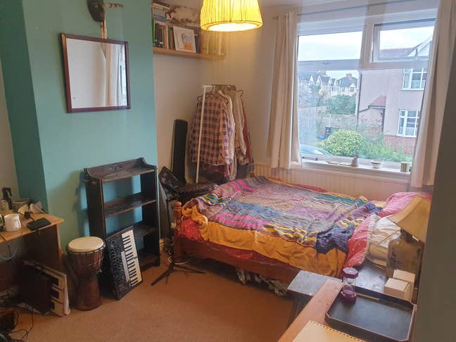 Bright medium double room available 10th April Main Photo