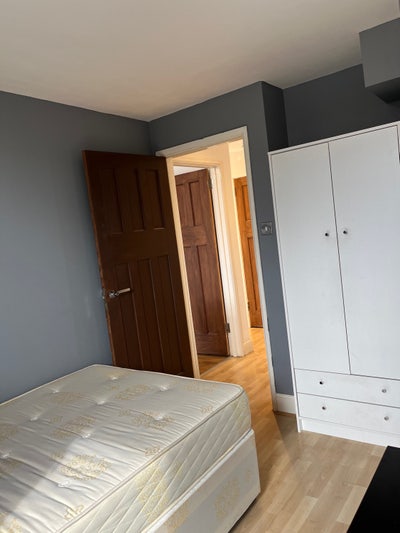 Double Room in White City Main Photo