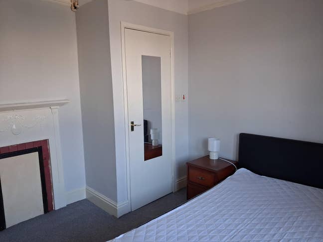 Large double en-suite room available  Main Photo