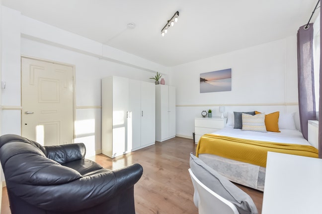 Modern Double Room with Its Own Ensuite Main Photo