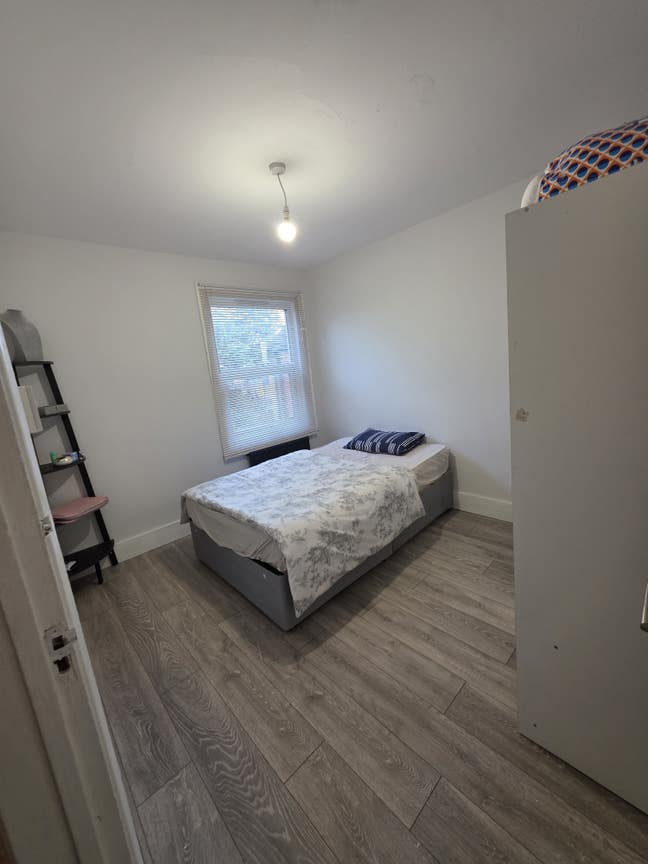 Clean Double Room Available in Quiet House Main Photo