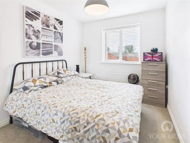 Double room available in lovely home in DL1 Main Photo