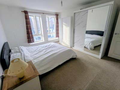 Spacious En Suite Room in Quiet 2-Bed Flat Main Photo