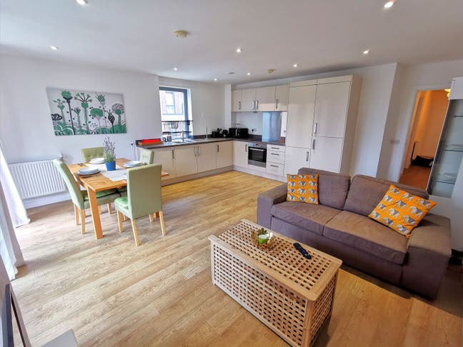  * Modern Double Room with Gym and Concierge *  Main Photo