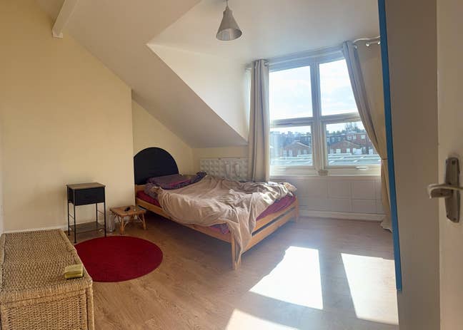 Spacious bright double room, &pound;850 all incl. (N16) Main Photo