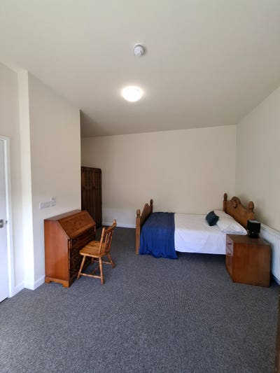 Large room with en-suite - Close to QE Hospital  Main Photo