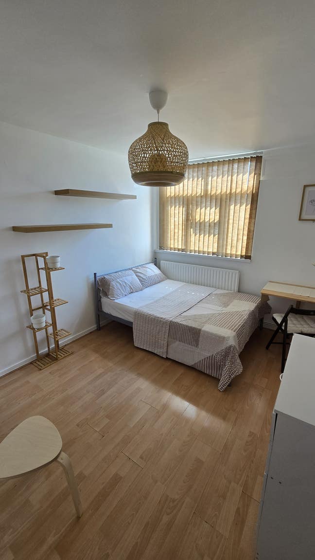 2 double rooms - E1 - Tower Hill ! - available NOW Main Photo