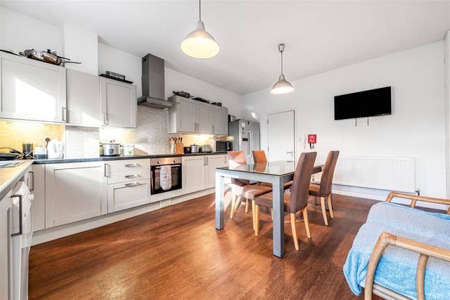 En-Suite Student Room to Rent - Modern Property Main Photo