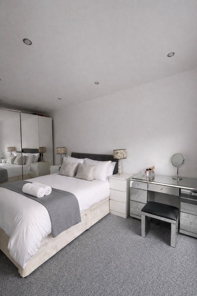 Opposite Crayford Station| Kitchen|Bathroom|Garden Main Photo