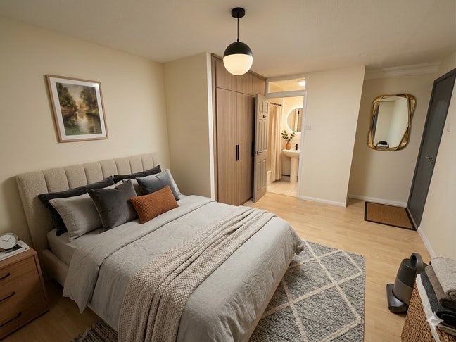 Stunning En-suite - Cosy Area - Close to DLR!  Main Photo
