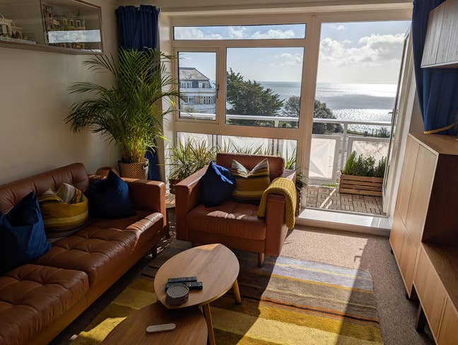 Room with private balcony on seafront Main Photo