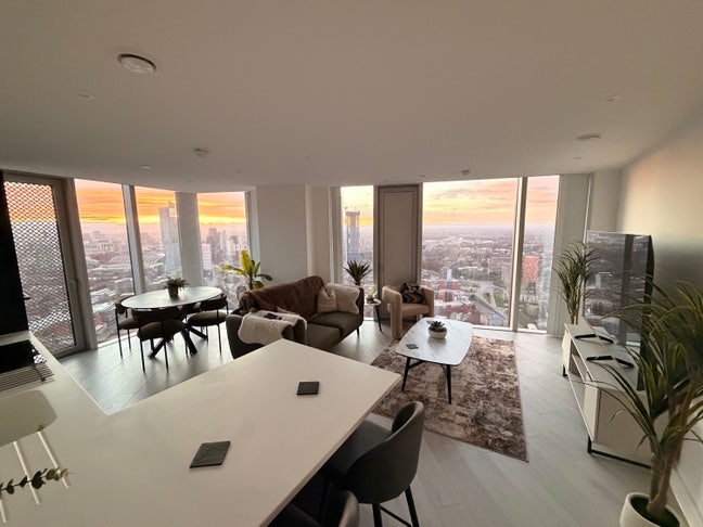 Luxury City Centre Apartment-36th Floor city view Main Photo