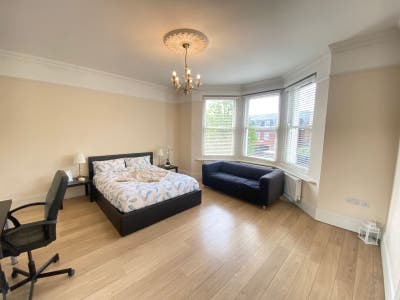 Two En-suites in Ealing Common Main Photo