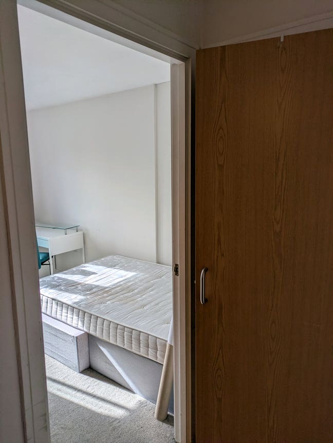 Double bedroom in a great location  Main Photo