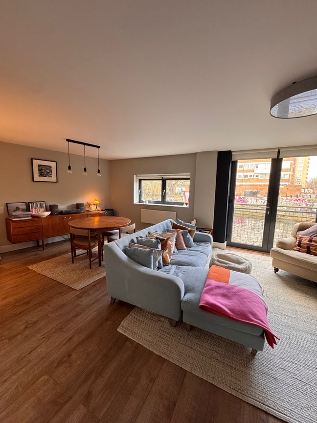 Double Room w/ Private Bathroom on Broadway Market Main Photo