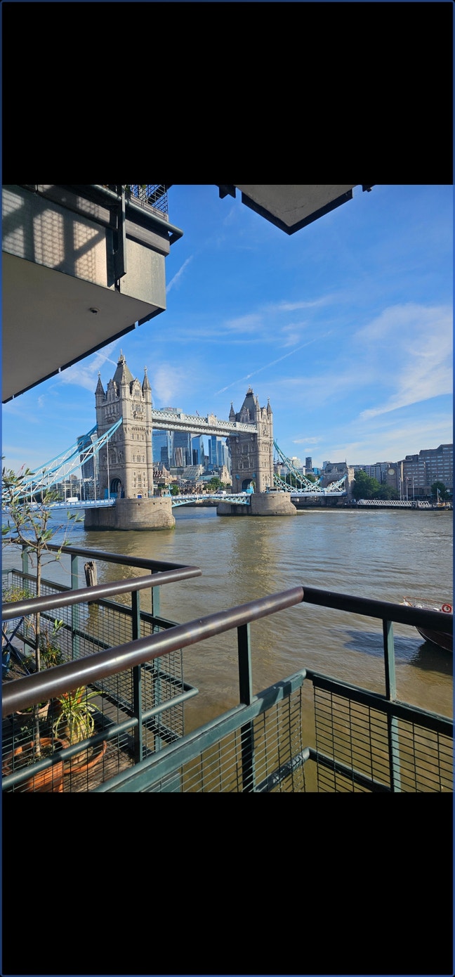 Beautiful apartment overlooking tower bridge Main Photo
