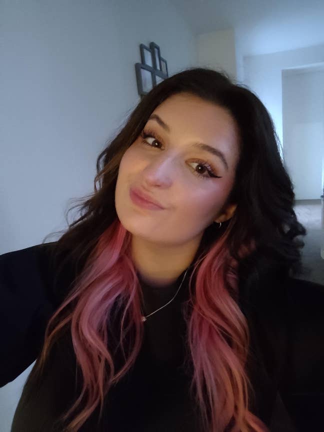 22 Professional Female Looking for a room/buddy up Main Photo