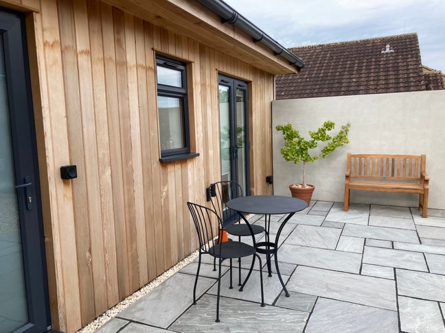 Self-contained Studio with parking Mon-Fri let  Main Photo