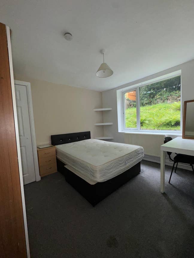 Spacious 1 Bed Flat Located on Dillwyn Road! Main Photo