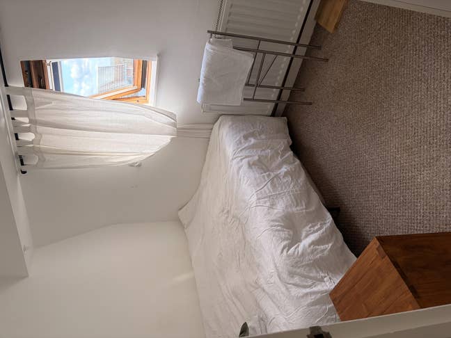 Lovely snug double room in Raynes Park Main Photo