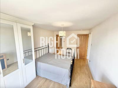 Large Ensuite Room 30 secs walk to South Quay DLR  Main Photo