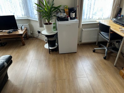 Master bedrooms, with bay window & high ceilings Main Photo