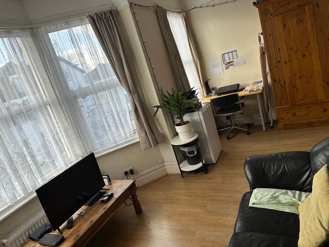 Huge master bedroom with bay window & high ceiling Main Photo