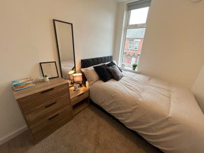 Brand New Modern 6 Bed Professional House Share Main Photo