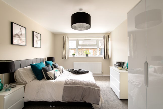 2 large ensuite  rooms - off  road parking  Main Photo