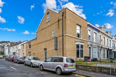 7 Bed Modern Student Property! Main Photo