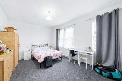 💫Double Room open to couples in Stratford Main Photo