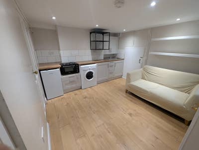 Self contained one bed basement flat Main Photo