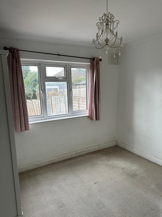 Its a spacious Room in Clean and Quiet property  Main Photo