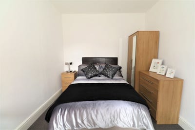 4 bed house- studio room 🚿 Main Photo