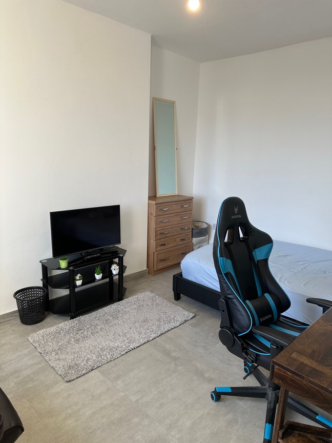 Fully furnished doubles bedroom with sea view. Main Photo