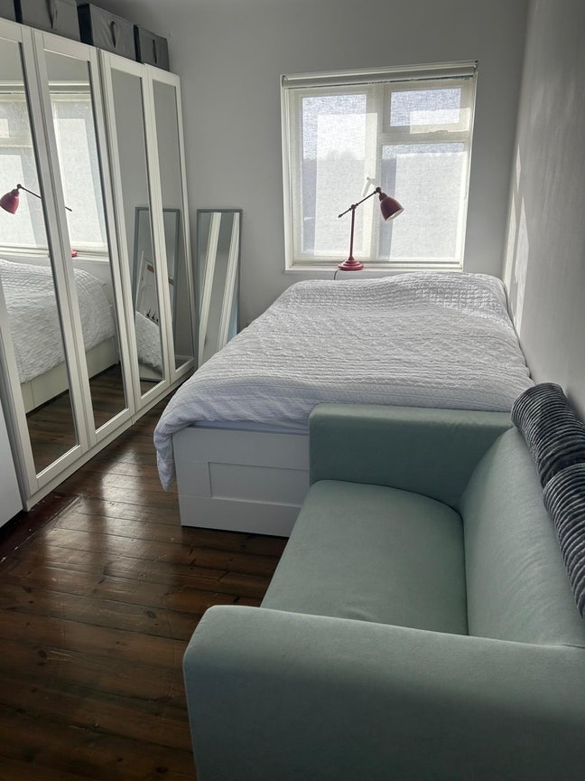 Bright double bedroom in peaceful shared house Main Photo