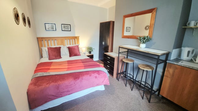 Lovely double room near Bolton Hospital  Main Photo