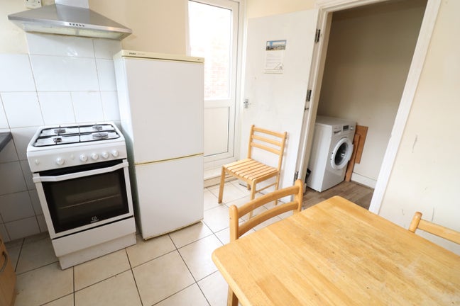 Best Price! 3 Stunning Rooms + Garden  Main Photo