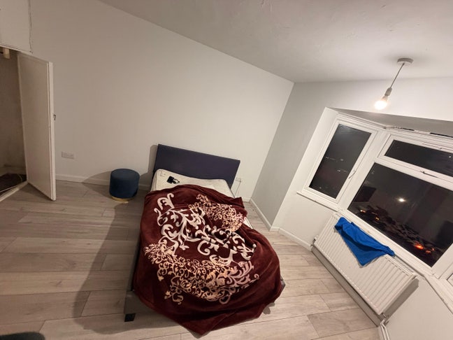 Bedroom for rent Main Photo