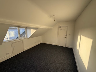 Large Double Bedroom Available  Main Photo