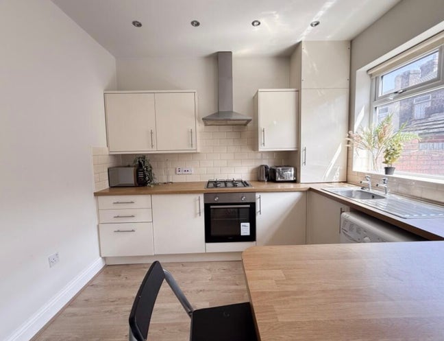 Tenancy Takeover – Female Student House – &pound;540 – J Main Photo